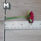 Bouquet de boutons de roses rouges miniatures à l'échelle 1:12 avec feuilles, tige de fleur pour jardin de fées et diorama, 8 cm de long