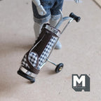 Maßstab 1:12 Miniatur-Golftasche auf Trolley mit 2 Schlägern, Vichy-Karo Kunstleder, 3-1/4 inch hoch, DIY-Puppenhausbedarf (Marineblau)