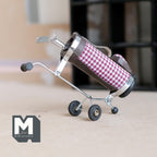 Sac de golf miniature à l'échelle 1:12 sur chariot avec 2 clubs, similicuir vichy, 8,3 cm de haut, accessoire pour maison de poupée DIY (rose)