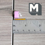 1/12スケール ミニチュア 手回し鉛筆削り（鉛筆付き）、高さ約1.3cm、DIYドールハウス用素材（ピンク）（非可動式）