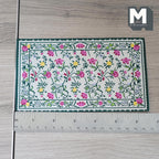 Schaal 1:12 miniatuur vloerkleed met bloemen, groene rand, 6-9/16 inch lang, DIY-poppenhuisbenodigdheden (crème)