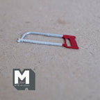 Scie à métaux miniature échelle 1:12, manche rouge, 4,3 cm de long, accessoire pour maison de poupée (métal)