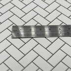 Feuille de mini-carreaux métro blancs en relief à motif chevrons, 15-15/16 x 11-5/8 pouces, fournitures de maison de poupée DIY (joint noir)
