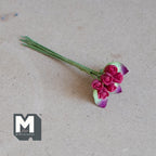 Bouquet de boutons de roses rouges miniatures à l'échelle 1:12 avec feuilles, tige de fleur pour jardin de fées et diorama, 8 cm de long