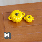 Miniatura in scala 1:12 pentole a zucca di Halloween con coperchio, set da 2, alte 11/16 inch, accessori fai da te per casa delle bambole (metallo) (giallo)