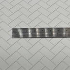 Feuille de carrelage miniature type métro à chevrons blanc en relief, 15-15/16 x 11-5/8 pouces, fourniture pour maison de poupée DIY (joint gris)