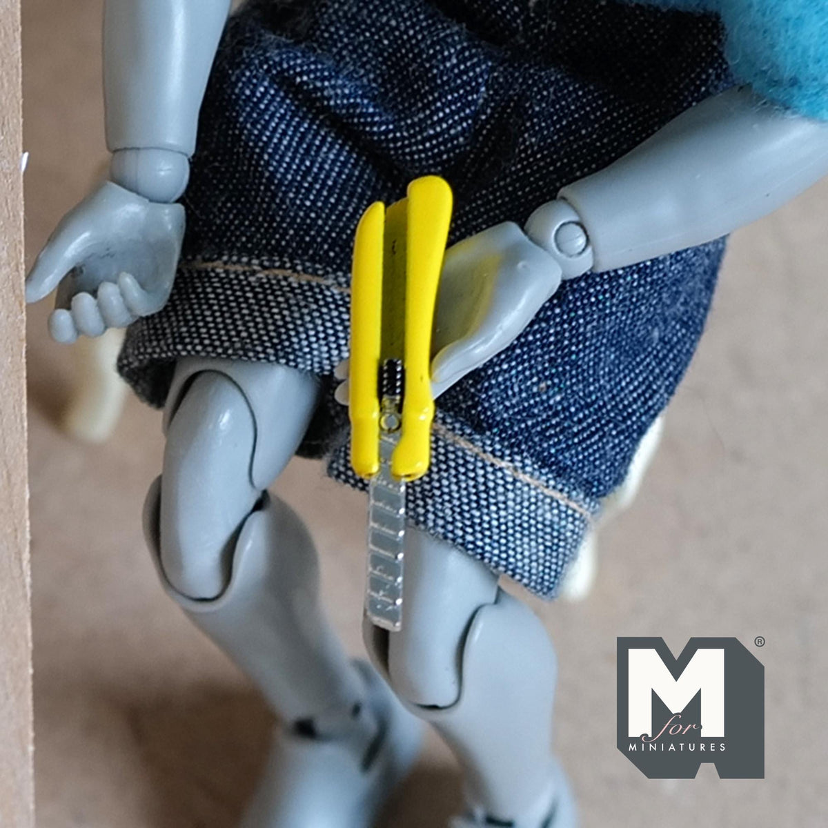 1:12 Scale Miniature Utility Knife with Retracting Blade, 13/16 inch long, DIY Dollhouse Supply (metal) (yellow) (non working)