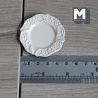 Grande assiette miniature en céramique à l'échelle 1:12 avec bordure florale en relief, 4,8 cm de diamètre, accessoire pour maison de poupée (blanc)