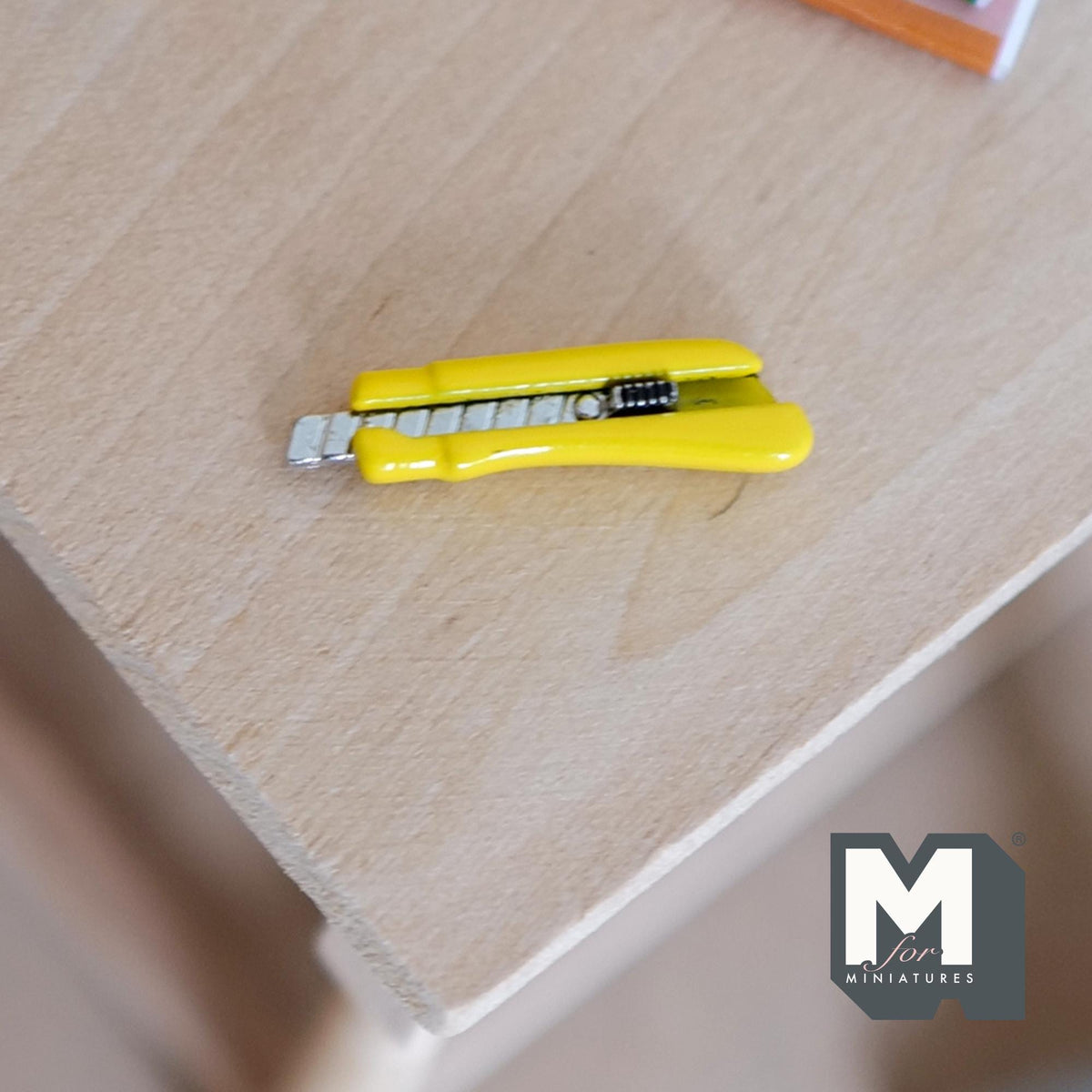 1:12 Scale Miniature Utility Knife with Retracting Blade, 13/16 inch long, DIY Dollhouse Supply (metal) (yellow) (non working)