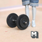 1/12スケール ミニチュアダンベル（プレート付き）、長さ約5.4cm、ドールハウス用DIYパーツ