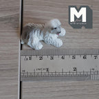 Figurine miniature de chien Lhasa Apso couché à l’échelle 1:12, 1-3/8 pouce de long, accessoire DIY pour maison de poupée (résine moulée) (blanc)