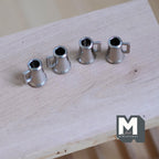 Miniature ølkrus i metal med hank i skala 1:12, sæt med 4, 7/16 inch høje, gør-det-selv-materiale til dukkehus (sølv)