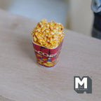Seau à pop-corn miniature à l'échelle 1:12 avec pop-corn, grande taille, 2,5 cm de hauteur, fournitures pour maison de poupée DIY (résine) (imprimé pop-corn)