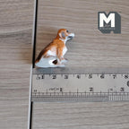 Figurine miniature de chien beagle assis à l’échelle 1:12, 1-1/4 pouce de haut, accessoire DIY pour maison de poupée (résine moulée) (fauve)