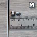 Miniature ølkrus i metal med hank i skala 1:12, sæt med 4, 7/16 inch høje, gør-det-selv-materiale til dukkehus (sølv)