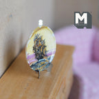 Assiette décorative miniature en céramique à l'échelle 1:12 avec voilier, support en métal, 3,7 cm de diamètre, accessoire pour maison de poupée DIY (style a)