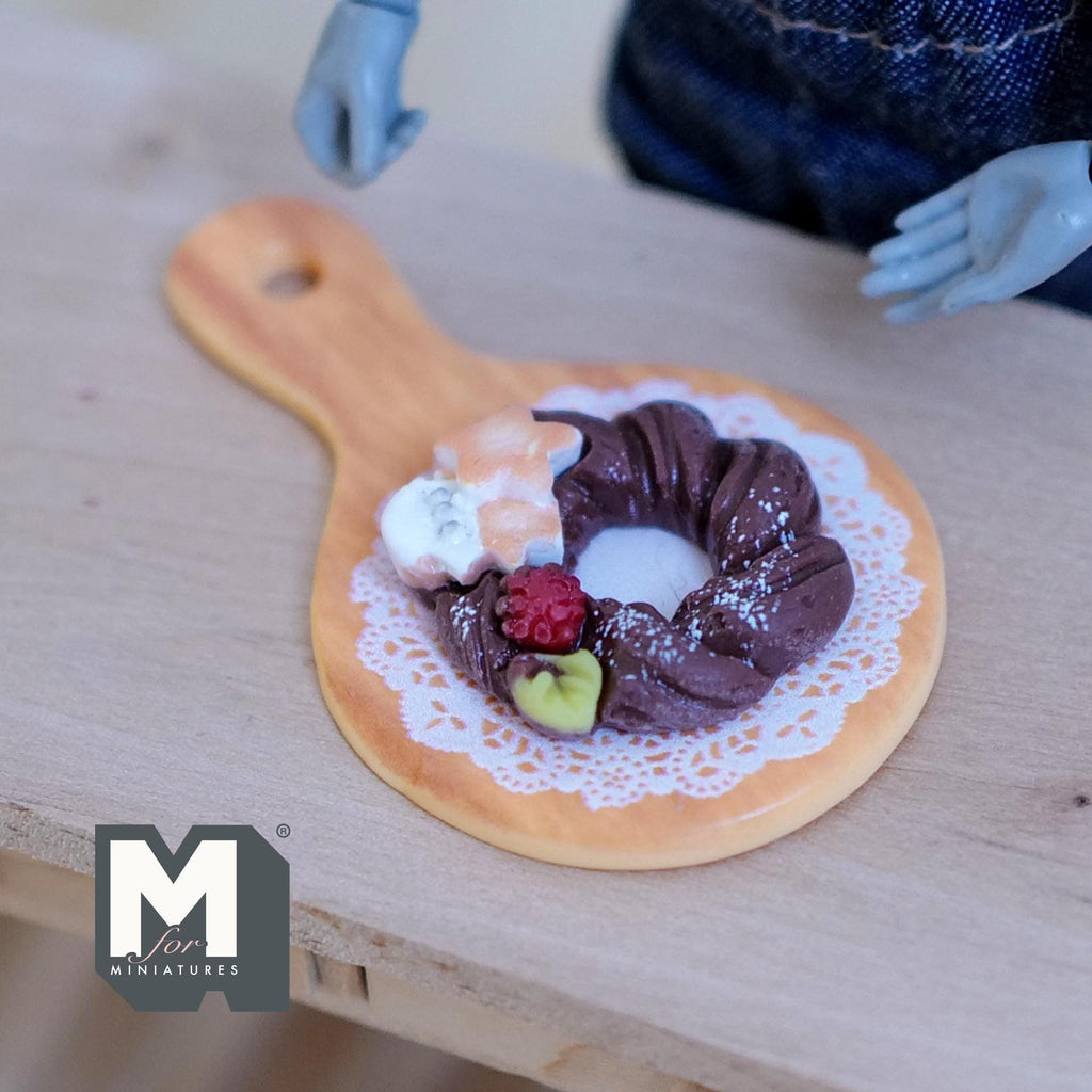 1:12 Scale Miniature Christmas Wreath Cake on Serving Board, 1 inch dia., DIY Dollhouse Supply (dark brown) (non edible)