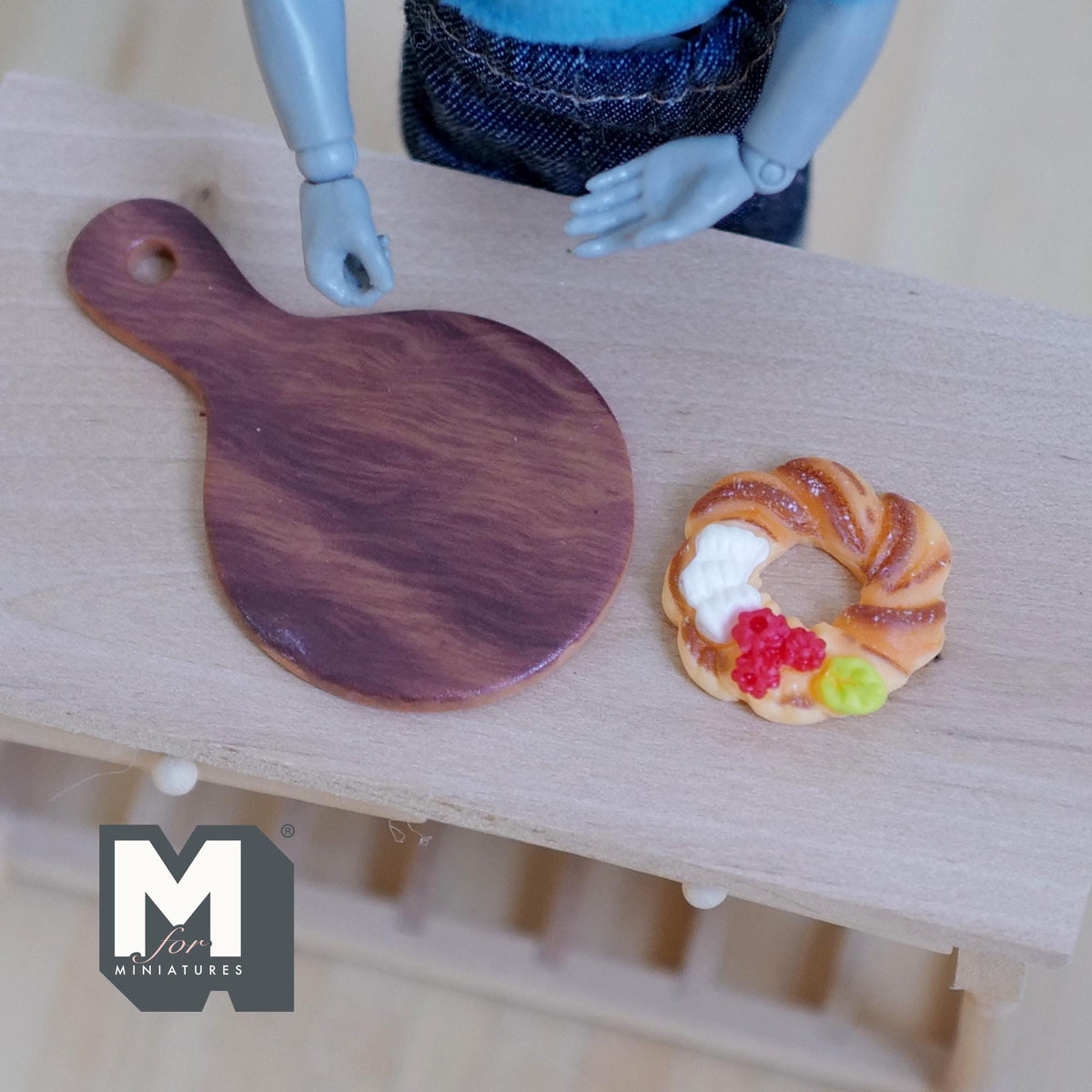 1:12 Scale Miniature Christmas Wreath Cake on Serving Board, 1 inch dia., DIY Dollhouse Supply (light brown) (non edible)