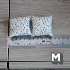 Coussins carrés miniatures en tissu à pois, échelle 1:12, lot de 2, largeur 4,1 cm (1-5/8 po), fournitures pour maison de poupée DIY (crème)