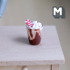 1/12スケール ミニチュア ホットチョコレート（ホイップクリーム＆キャンディケインのせ）、ラージサイズ、高さ約2.2cm、ドールハウス用DIYパーツ