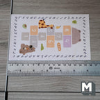 Schaal 1:12 miniatuur bedrukt hinkelspeelkleed, dieren en alfabetletters, 6-3/16 inch lang, DIY-poppenhuisbenodigdheden (beige)