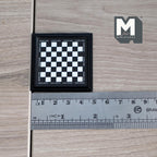 Jeu d'échecs miniature à l'échelle 1:12, plateau noir avec pièces noires et blanches, carré de 4,8 cm (1-7/8 po), accessoire pour maison de poupée à monter soi-même (non magnétique)