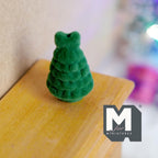 Sapin de Noël miniature à l'échelle 1:12, niveaux festonnés, 3,2 cm (1-1/4 pouce) de haut, accessoire pour maison de poupée (aspect floqué) (vert)