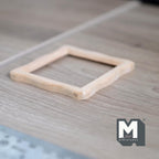 Miniatura a escala 1:12: marco de fotos cuadrado con borde festoneado, cristal y trasera, listo para pintar, 2-11/16 inch de ancho, suministros DIY para casa de muñecas