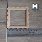 Miniatura a escala 1:12: marco de fotos cuadrado con borde festoneado, cristal y trasera, listo para pintar, 3-1/8 inch de ancho, suministros para casa de muñecas