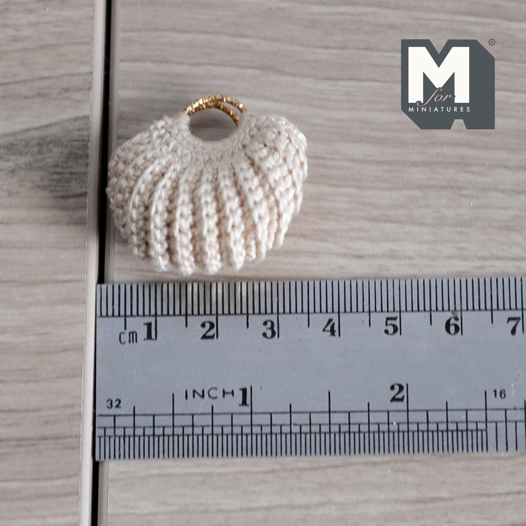 Miniature Knitted Handbag 1:12 Scale Purse Dollhouse Accessories 1-1/4 inch tall (beige) - C051