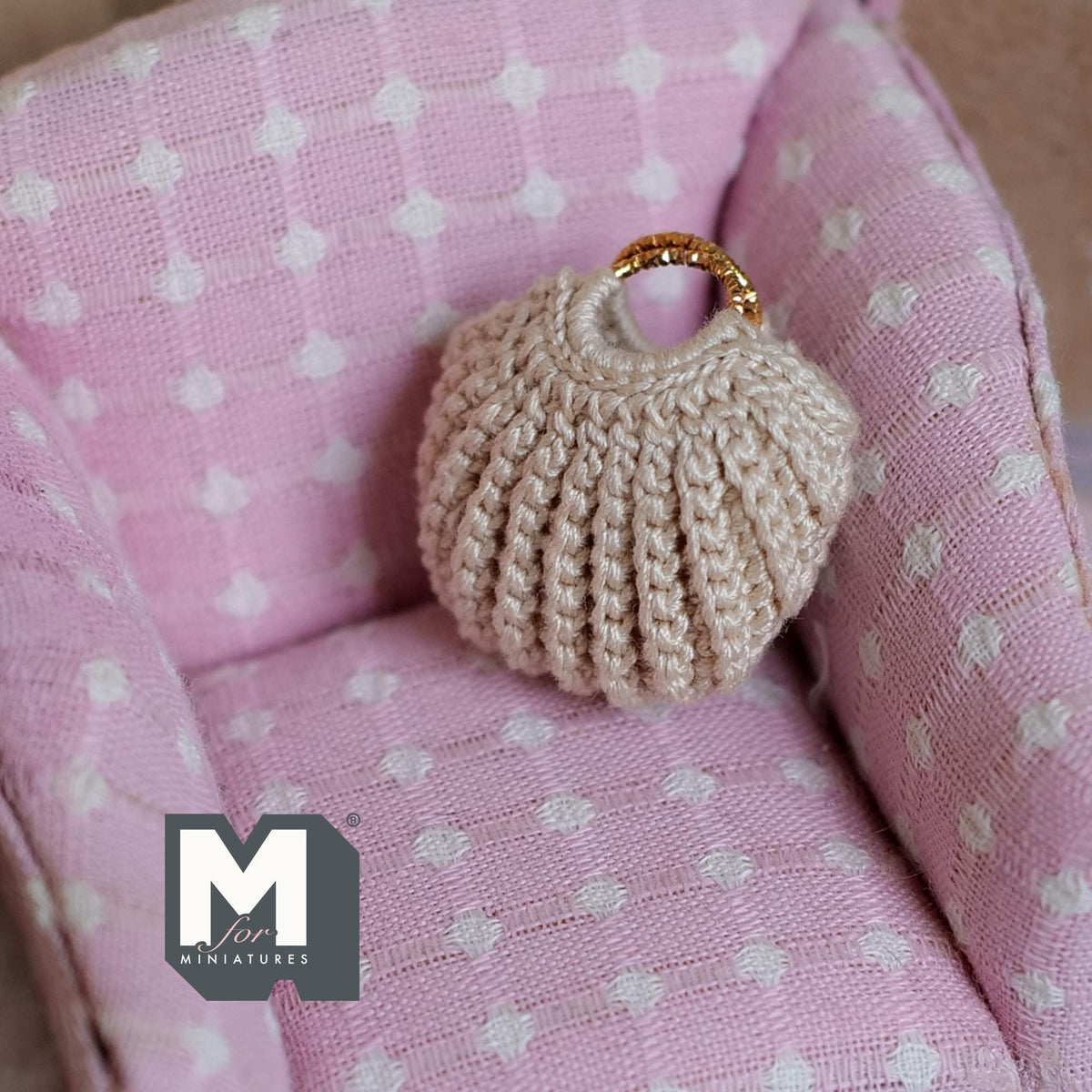 Miniature Knitted Handbag 1:12 Scale Purse Dollhouse Accessories 1-1/4 inch tall (beige) - C051