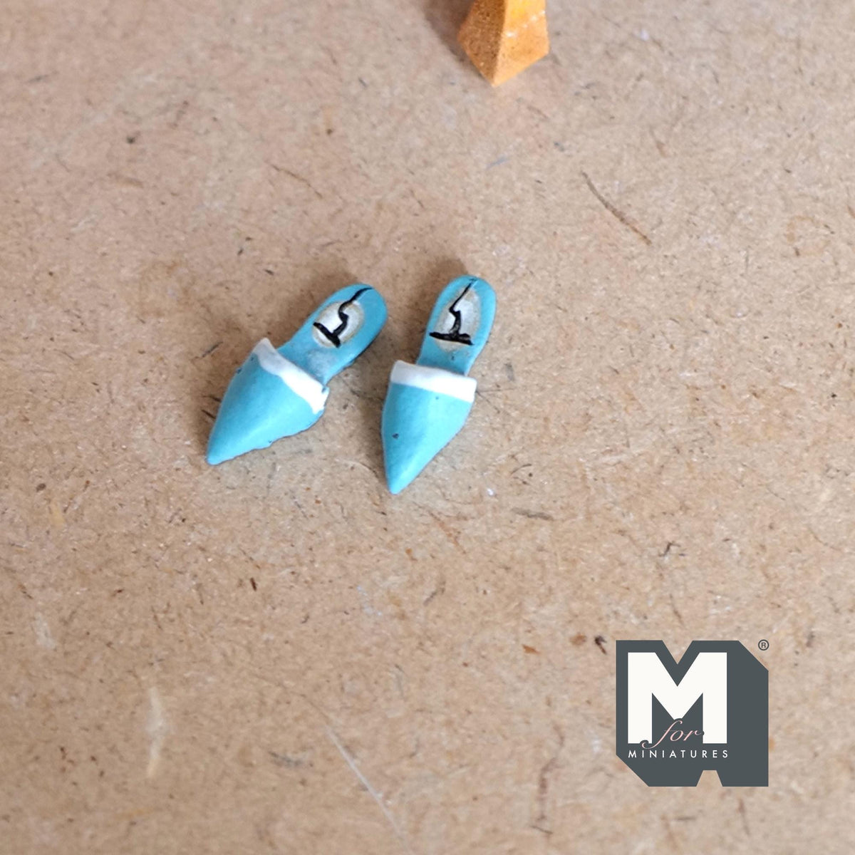 Miniature Pointed Toe Flats 1:12 Scale Shoes Dollhouse Decoration 11/16 inch long (resin) - G075