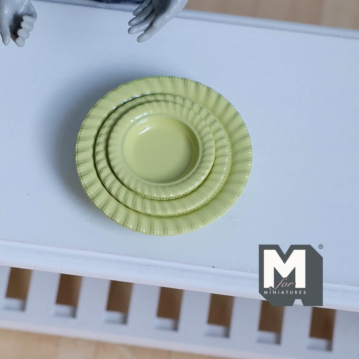 Miniature Scalloped Rim Plates Set of 3 Dollhouse Kitchenware Tableware (green)  - A057