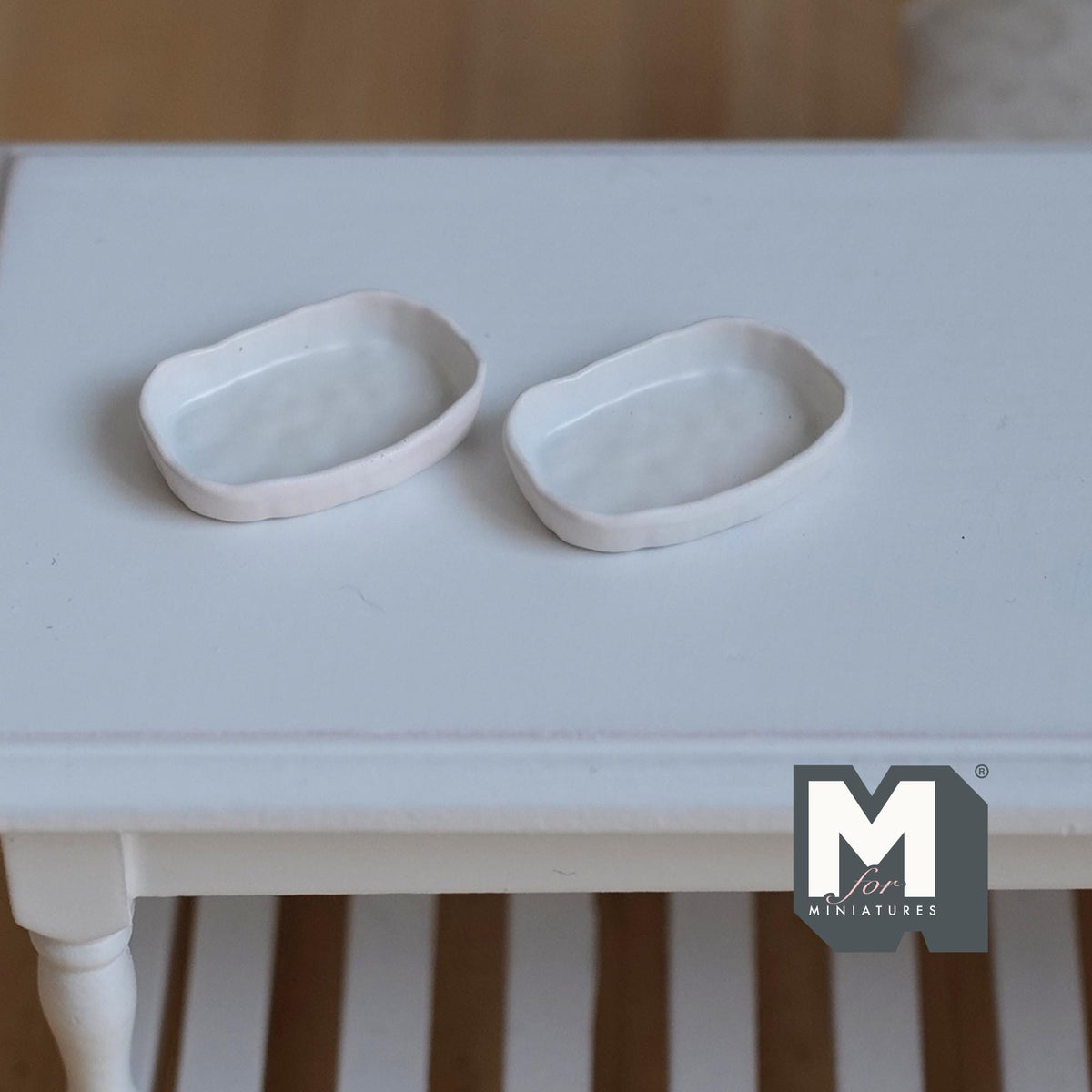 Miniature Irregular Shaped Food Trays Set of 2, 1:12 Scale Dollhouse Kitchen Decor Tableware 7/8 inch long (white) (metal) (style a) - A043
