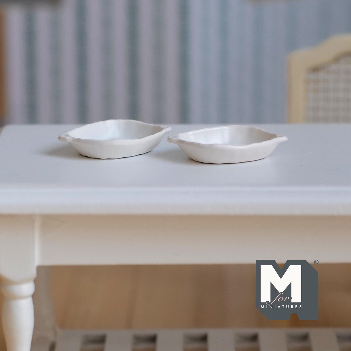 Miniature Irregular Shaped Food Bowls Set of 2, 1:12 Scale Dollhouse Kitchen Decor Tableware 7/8 inch long (white) (metal) (style e) - A043