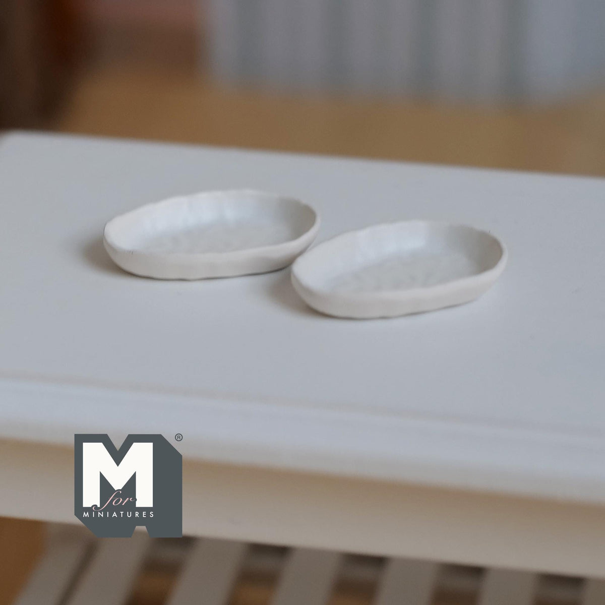Miniature Irregular Shaped Food Trays Set of 2, 1:12 Scale Dollhouse Kitchen Decor Tableware 7/8 inch long (white) (metal) (style b) - A043
