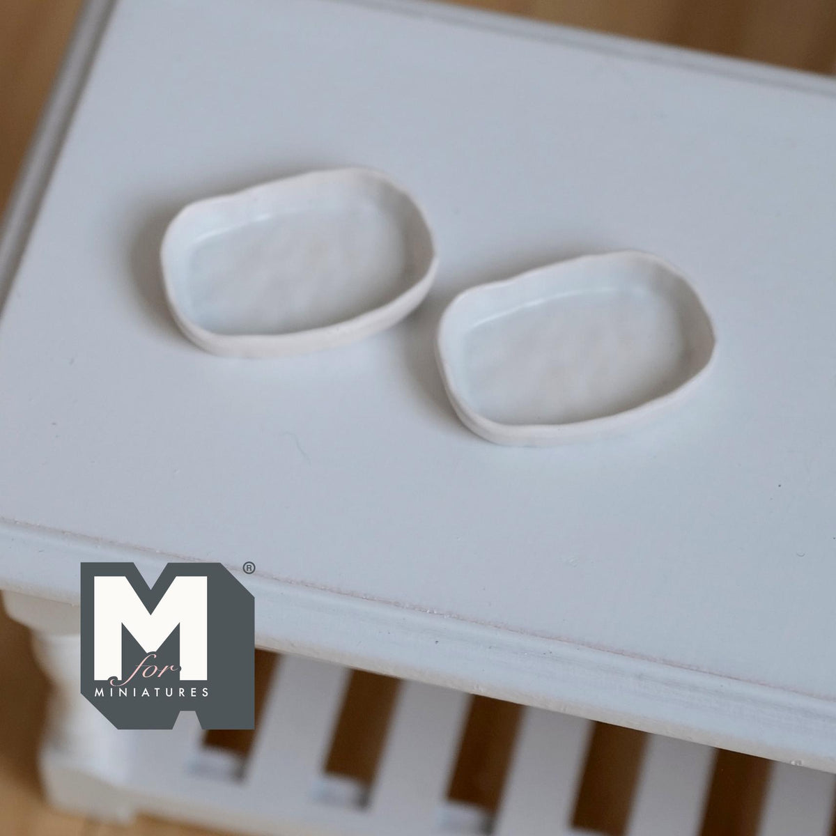 Miniature Irregular Shaped Food Trays Set of 2, 1:12 Scale Dollhouse Kitchen Decor Tableware 7/8 inch long (white) (metal) (style a) - A043