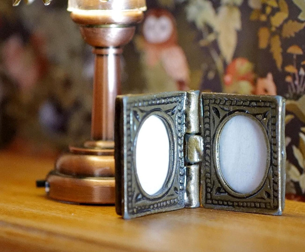 1:12 Dollhouse Miniature Small Metal Oval Folding Photo Frame -B053