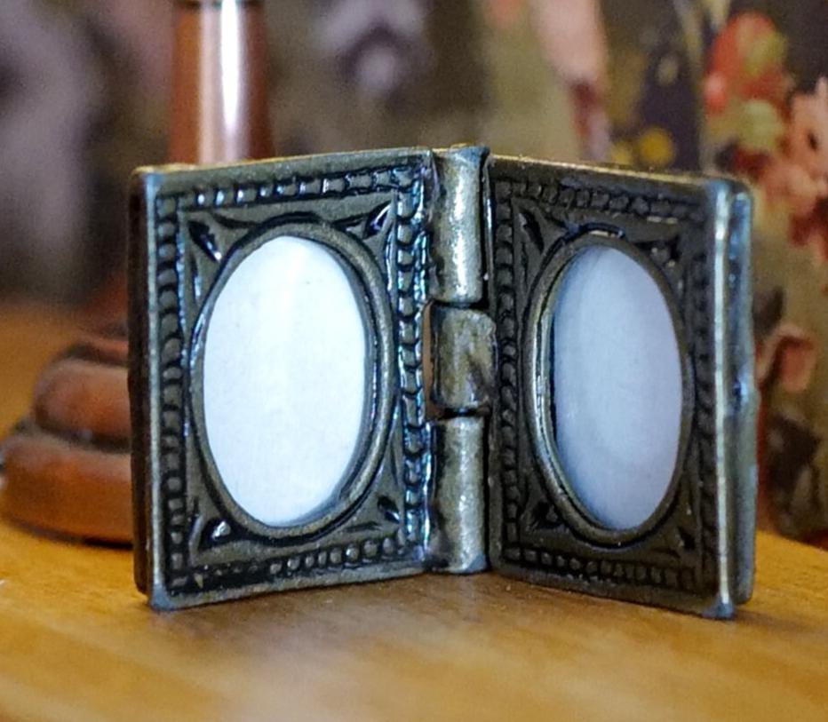 1:12 Dollhouse Miniature Small Metal Oval Folding Photo Frame -B053