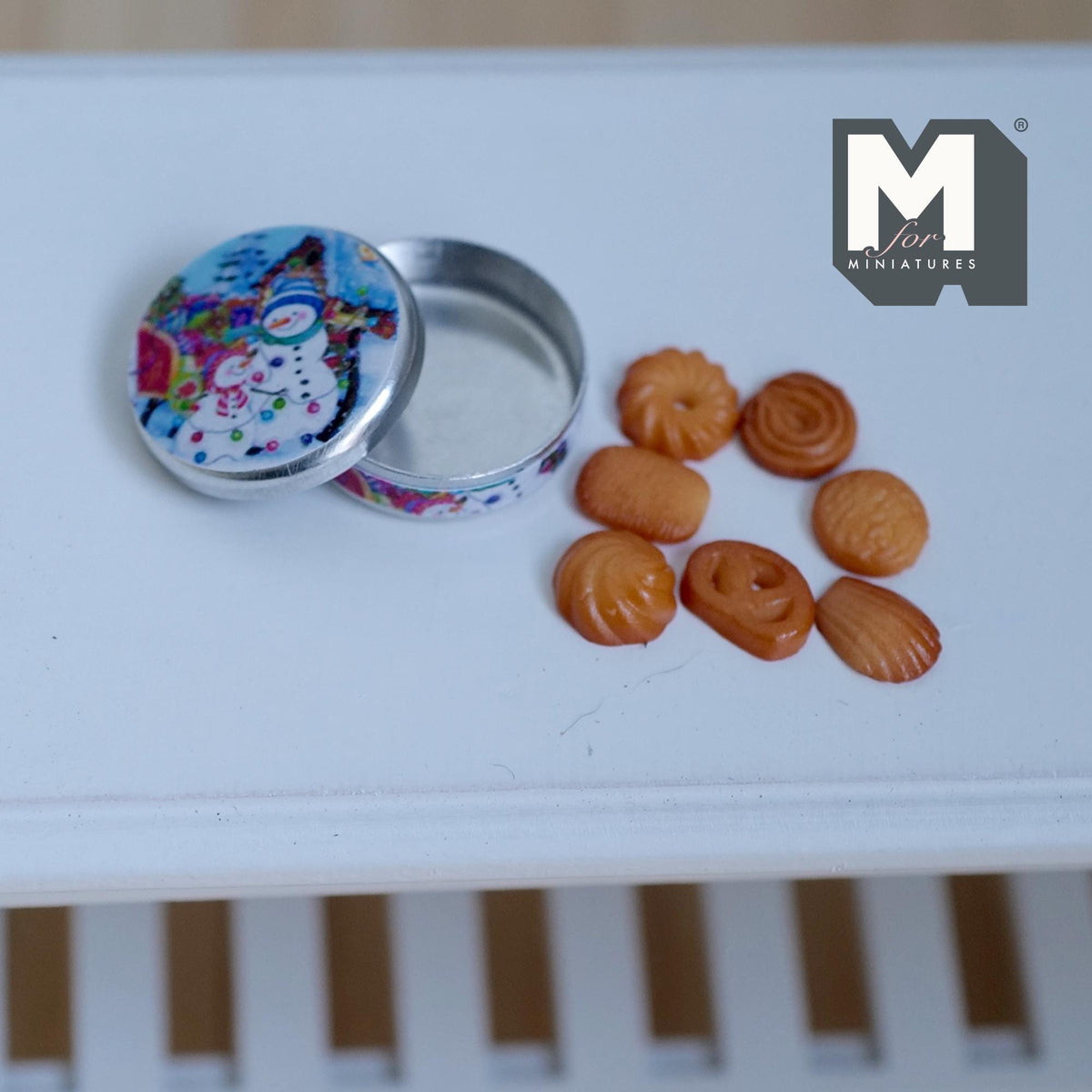 1:12 Dollhouse Miniature Butter Cookies and Tin with 7 Cookies - E033