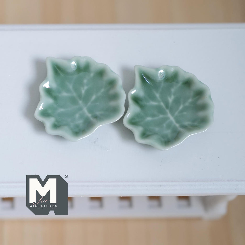 Miniature Ceramic Leaf Plates, 1:12 Scale Dollhouse Celadon Ivy Leaves, Tiny Food Display Dishes, Dollhouse Tableware Set of 2 (green) -A074