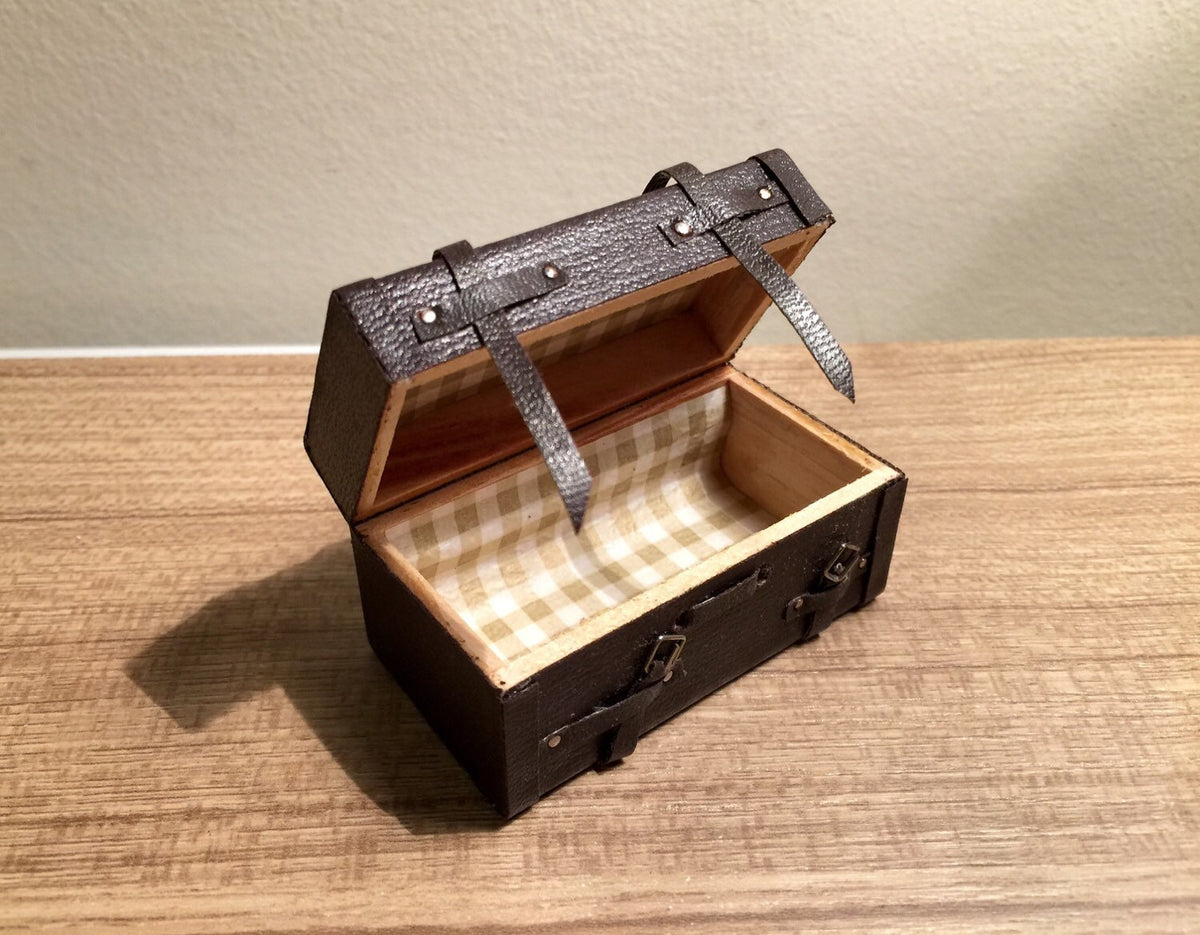 1:12 Scale Miniature Leather Look Wood Storage Trunk with Straps, 1-15/16 inch long, DIY Dollhouse Supply