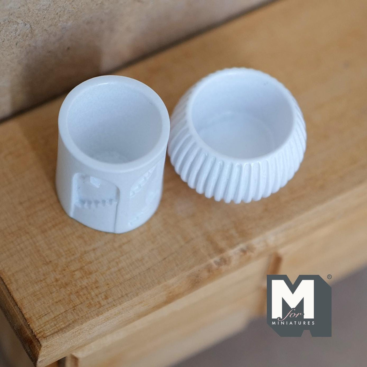 Miniature Sculptural Vases Set of 2 , 1:12 Scale Dollhouse Supplies Garden Flower Vase (resin) (white) - B065