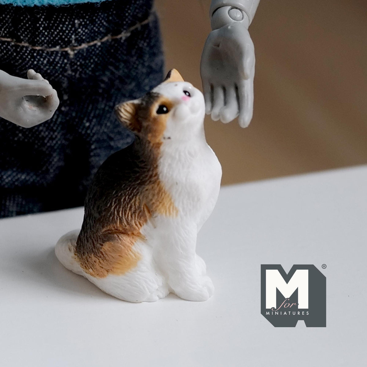 Miniature Sitting Cat Facing Up 1:12 Scale Sitting Cat 1-1/8 inch tall - B046