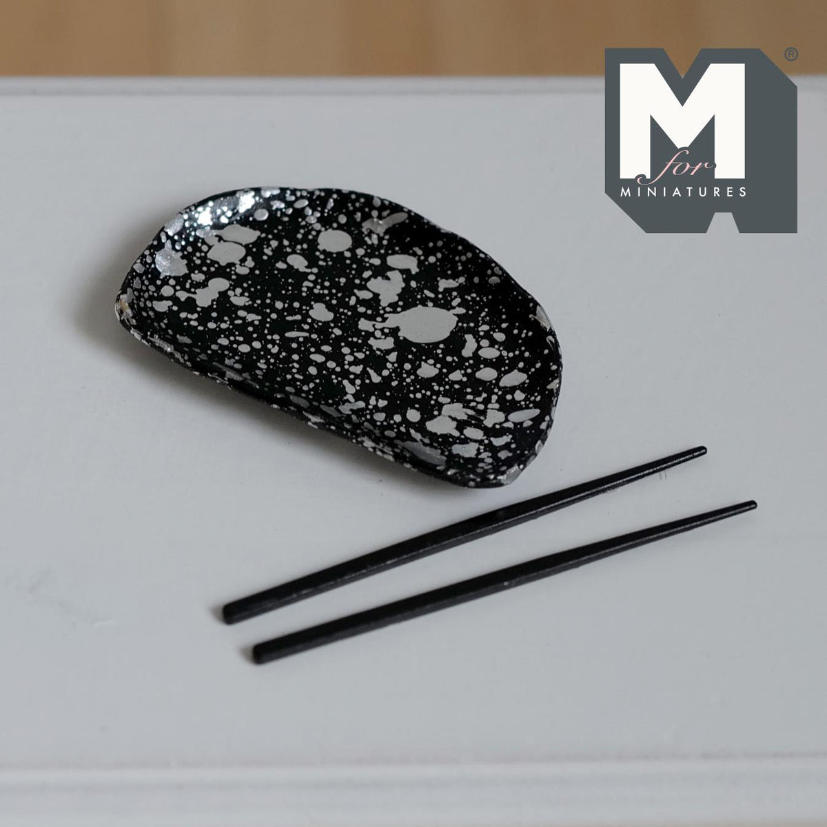 Miniature Sushi Plate Set 1:12 Scale Dollhouse Dining Plate Chopsticks and Chopstick Rest Set of 3 (black / silver) - A034
