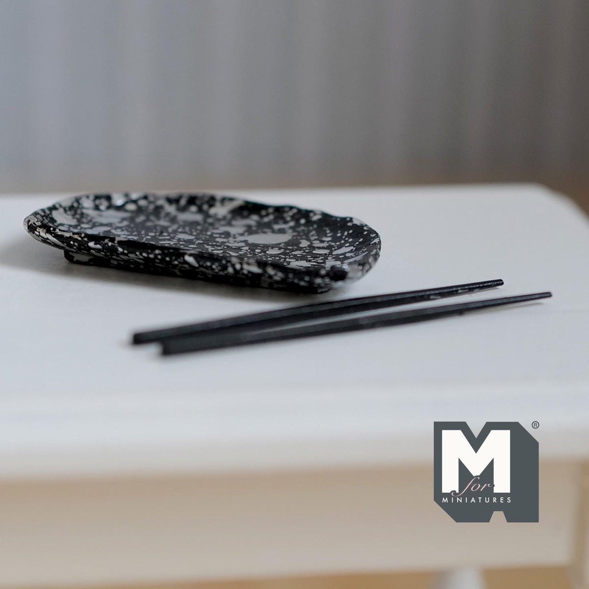 Miniature Sushi Plate Set 1:12 Scale Dollhouse Dining Plate Chopsticks and Chopstick Rest Set of 3 (black / silver) - A034