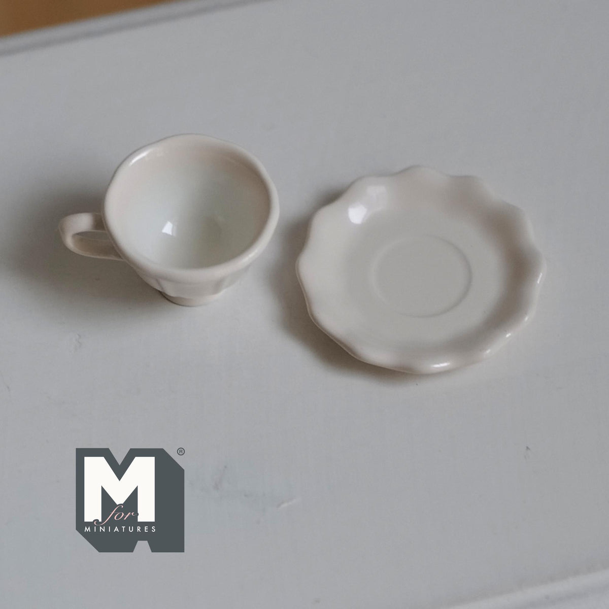 Miniature Coffee Cup and Scallop Saucer Set 1:12 Scale Dollhouse Tea Cup Drinkware Set of 2 (white) (metal) - F074
