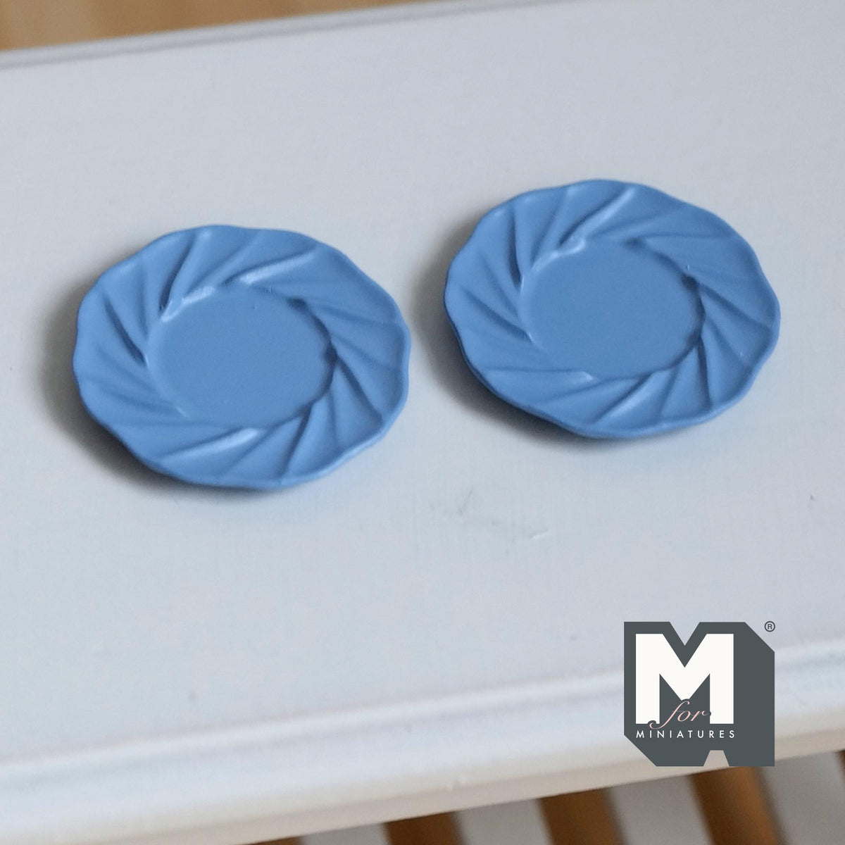 Miniature Dining Plates Set of 2 , 1:12 Scale Dollhouse Supplies Tableware 7/8 inch dia.  (blue) (L) (Metal)- A030