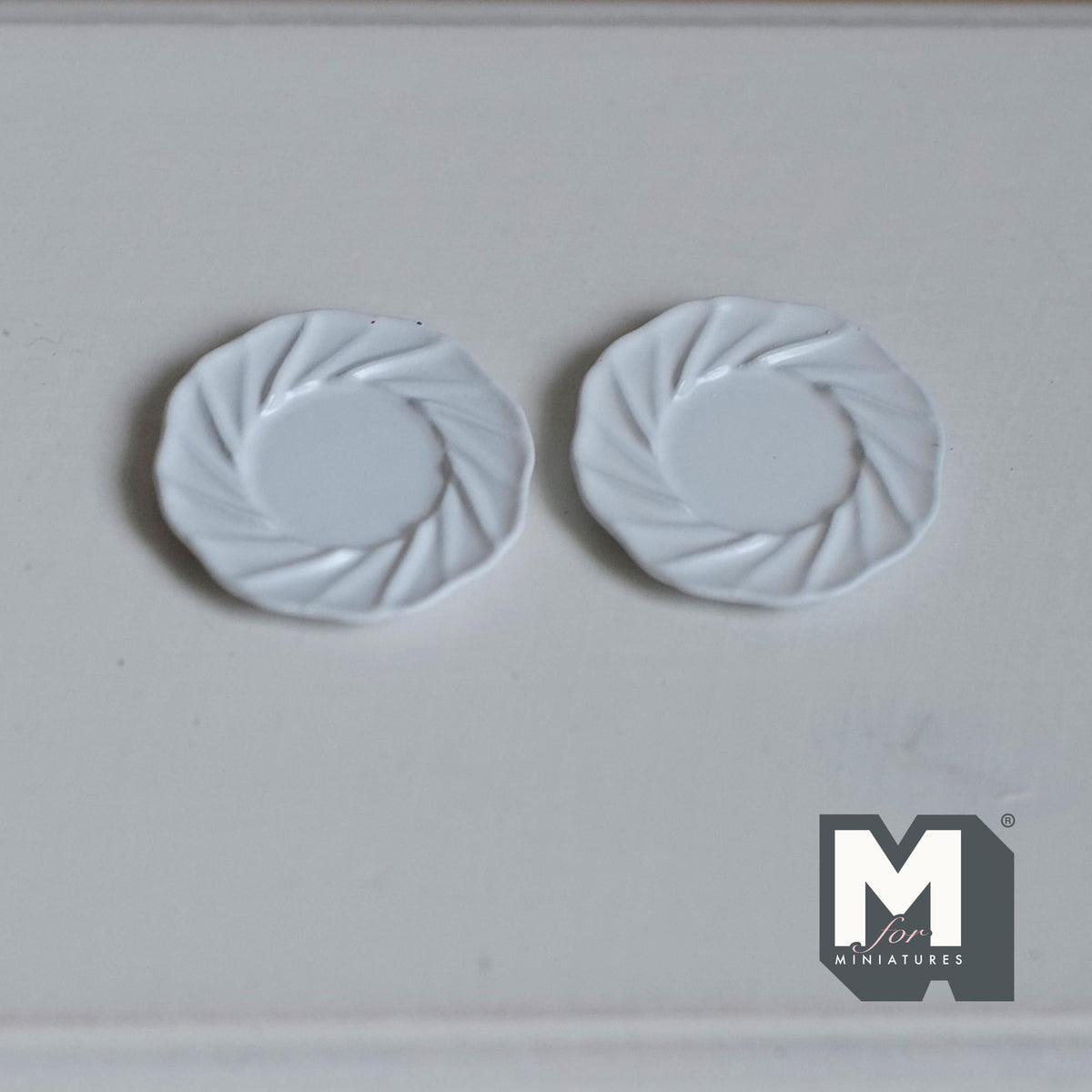 Miniature Dining Plates Set of 2 , 1:12 Scale Dollhouse Supplies Tableware 11/16 inch dia.  (white) (M)  (Metal)-- A030