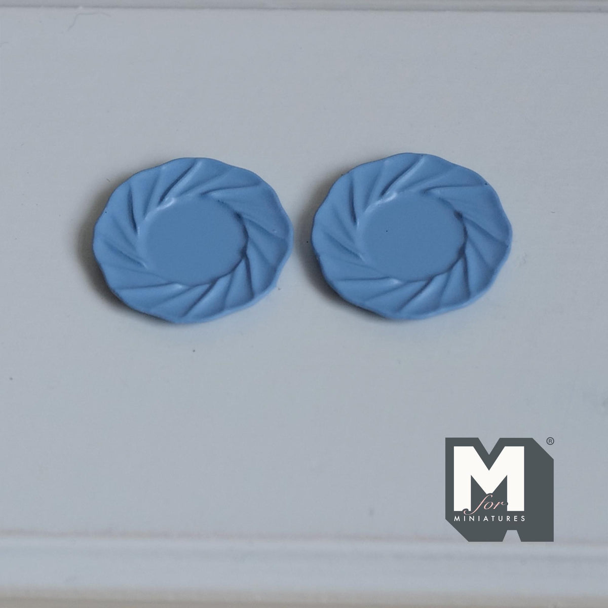 Miniature Dining Plates Set of 2 , 1:12 Scale Dollhouse Supplies Tableware 11/16 inch dia.  (blue) (M)  (Metal)-- A030